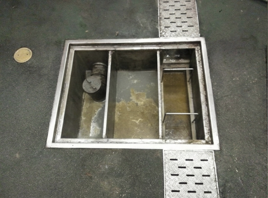 グリストラップ周辺の養生作業