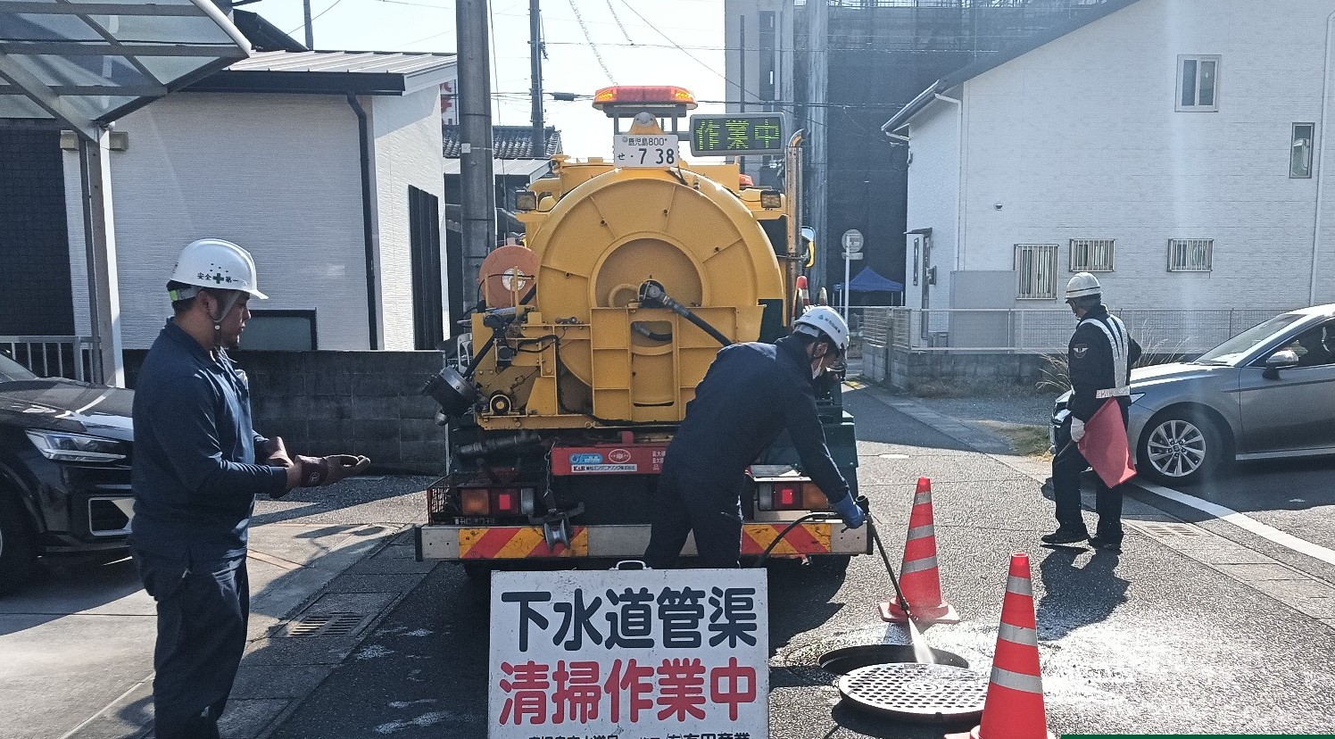 排水管高圧洗浄の作業風景